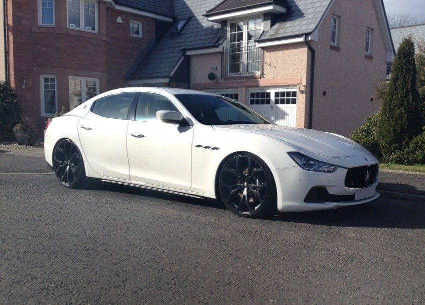 Fitted with 22 inch matte black Novitec NM1 wheels
